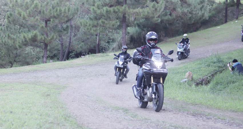#CARI_AMAN - Touring menggunakan sepeda motor harus dilakukan dengan berbagai persiapan karena touring biasanya menempuh perjalanan yang jauh. (foto : dok / honda)