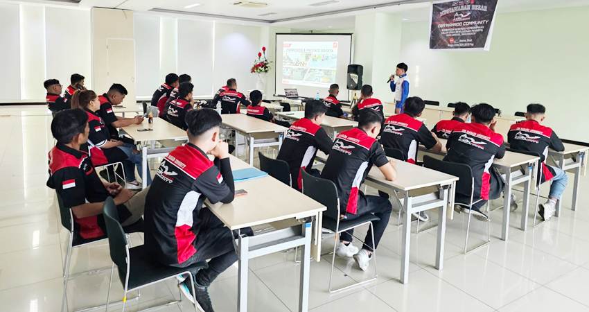 Edukasi keselamatan berkendara yang dilakukan PT.Daya Adicipta Wisesa, kepada Honda CBR Manado Community (CMC), ahad (24/11). (foto : dok / daw)
