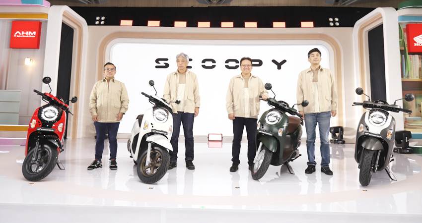 NEW HONDA SCOOY - (Kiri-Kanan) Marketing Director AHM – Octavianus Dwi Putro, President Director AHM – Susumu Mitsuishi, Executive Vice President Director AHM – Thomas Wijaya dan Marketing Director AHM- Naoki Kajino memperkenalkan New Honda Scoopy Generasi Terbaru di AHM Safety Riding & Training Center, Deltamas (5/11). (foto : dok /AHM)