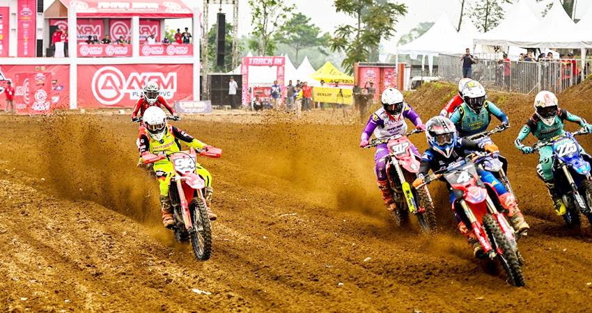 Crosser binaan PT Astra Honda Motor (AHM) M. Arsenio Algifari tampil maksimal pada Kejurnas Motocross Grasstrack 2024 kelas MX2 seri ketiga, (15-17/11). (foto : dok / honda)