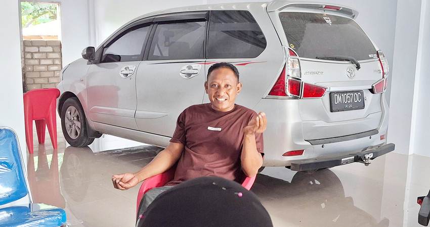 Parni Lasimpala saat berbincang dengan koran ini. (foto : novita hundolo /mg/ gorontalopost)