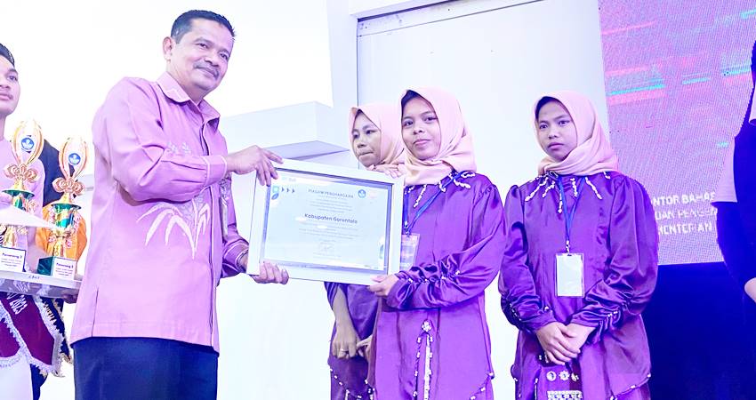 Kepala Kantor Bahasa Provinsi Gorontalo, Ahmad Nawari memberikan apresiasi kepada para pemenang berupa samir, tropi, sertifikat.
