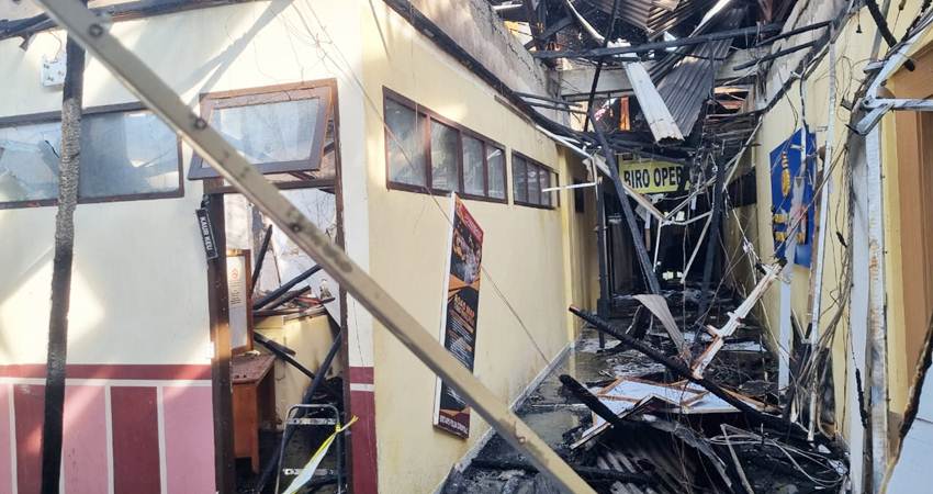 JADI ARANG : Kondisi lantai tiga ruang Biro Ops Polda Gorontalo yang hangus terbakar. (foto : tribratanews)