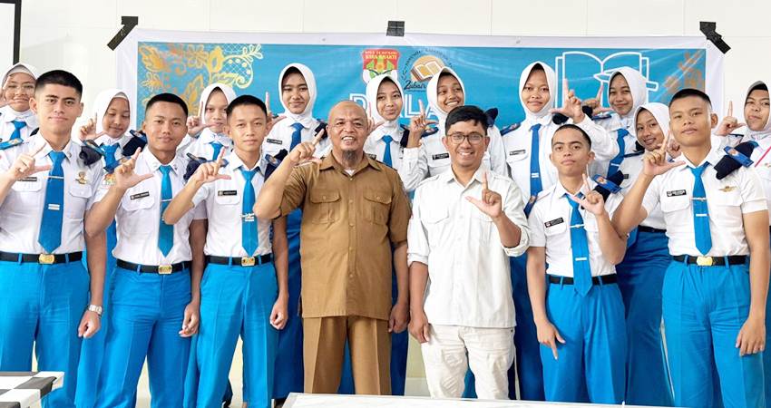 KELAS JURNALISTIK - Pimred Gorontalo Post Jitro Paputungan, bersama guru dan siswa peserta Diklat Penulisan Berita, foto bersama usai pelatihan di SMAT Wira Bhakti Gorontalo, Senin (4/11). (foto : istimewa)