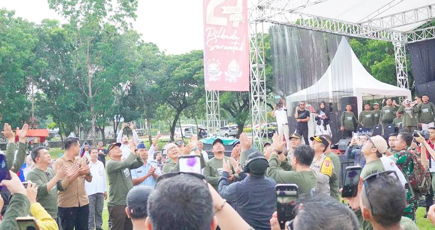 JANGAN HANYA CEREMONY - KPU Provinsi Gorontalo menyelenggarakan Apel Logistik Pilkada menandakan kesiapan Pilkada 27 November 2024, berlangsung di halaman kantor Bupati Gorut, Senin (18/11). (foto : dok / kpu)