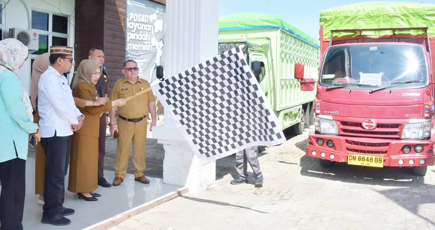 Ketua KPU Gorut, Sofyan Djakfar saat mendampingi Pj. Bupati Gorut, Sila N Botutihe saat melepas mobil pengangkut logistik Pilkada, Senin (25/11/2024).