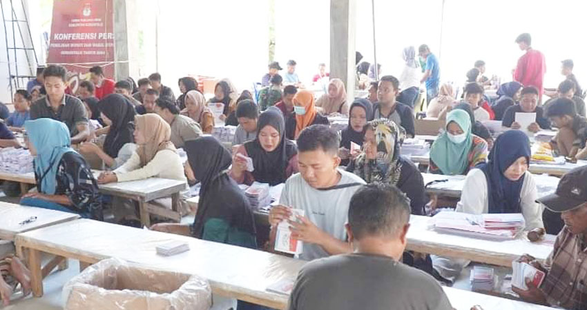 TUNTAS - Sebanyak 200 orang petugas sortir dan lipat surat suara yang dikerahkan KPU Kabupaten Gorontalo, berhasil menuntaskanya dalam waktu tiga hari.