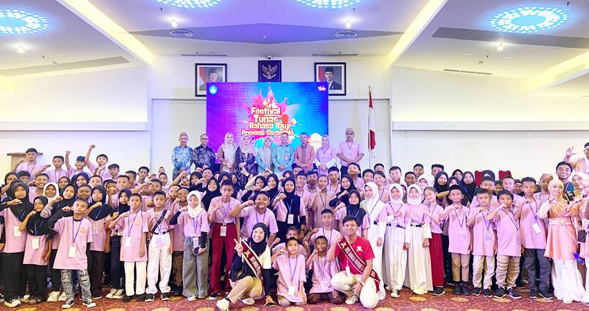 Foto bersama seluruh peserta dan Kepala Kantor Bahasa Provinsi Gorontalo, pada kegiatan FTBI 2024, Rabu (13/11/2024).