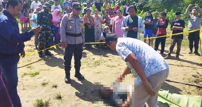 Kapolsek Batupingge, IPTU Faisal Lubis saat mengecek langsung kondisi korban yang ditemukan tak bernyawa di tepi sungai Bone Desa Tanah Putih, Kecamatan Botupingge, Kabupaten Bone Bolango, Kamis (21/11/2024)