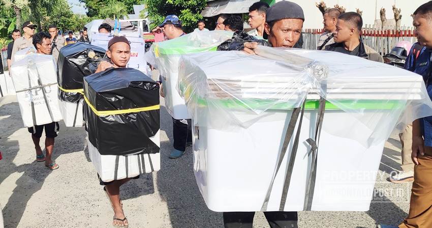 KPU Bonbol menggunakan jasa tenaga masyarakat untuk memikul Logistik yang akan didistribusikan ke wilayah paling terjauh yakni Kecamatan Pinogu.(Foto Natha/GP)