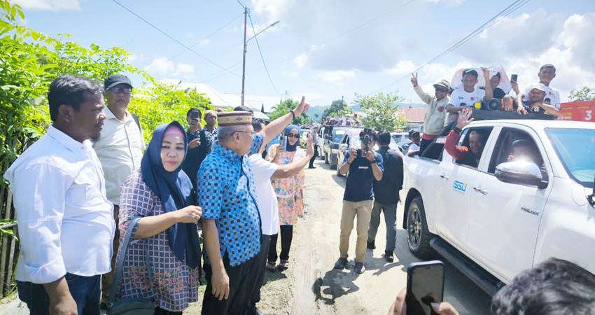 MASSA. Warga terus memadati kediaman Sofyan Puhi dan warga pun terus disambut oleh Sofyan Puhi di kediamannya.