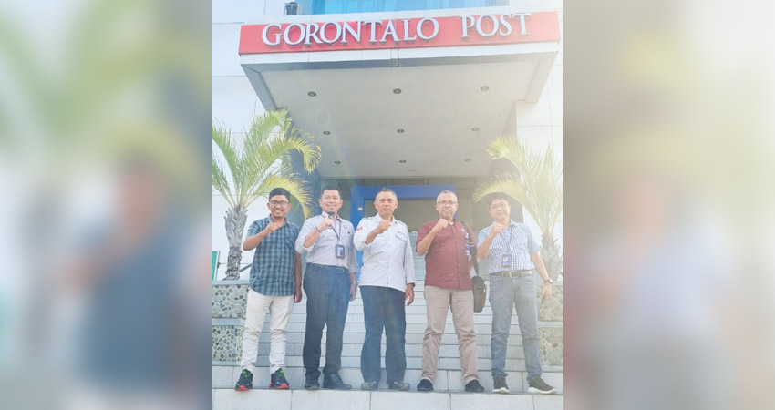 Plh Kepala BPKP Yohanes Ary Widodo bersama tim, saat melakukan kunjungan media di Gorontalo Post, Kamis (31/10). (foto : dok/gorontalo post)