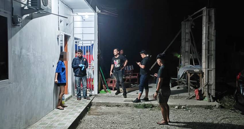 Tim. Ditreskrimum Polda Gorontalo saat melakukan operasi pengungkapan Dugaan Kasus Tindak Pidana Perdagangan Orang Melalui Aplikasi MiChat di salah satu kos-kosan yang ada di Gorontalo.