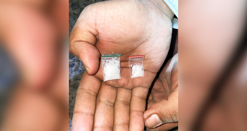 Salah seorang pemuda diminta untuk memperlihatkan barang bukti yang diduga narkotika jenis shabu, yang dilempar di depan kantor Samsat Boalemo.