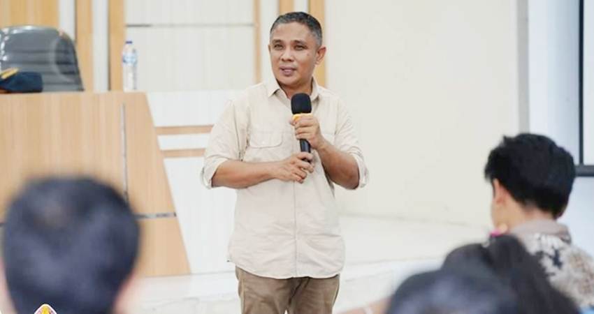 Komisioner KPU Provinsi Gorontalo, Opan Hamsah memberi materi pada kegiatan sosialisasi pendidikan pemilih untuk organisasi masyarakat Kesatuan Mahasiswa Hindu Dharma Indonesia (KMHDI). (Foto: dok/kpuprovinsi)