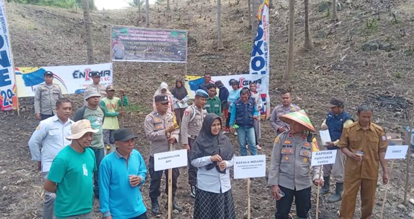 Kapolsek Paguyaman Pantai, Ipda Dedi Maadi,S.Sos beserta personel Polsek dan dari pihak dinas pertanian serta masyarakat tani, melakukan penanaman padi gogo, di Desa Lito.