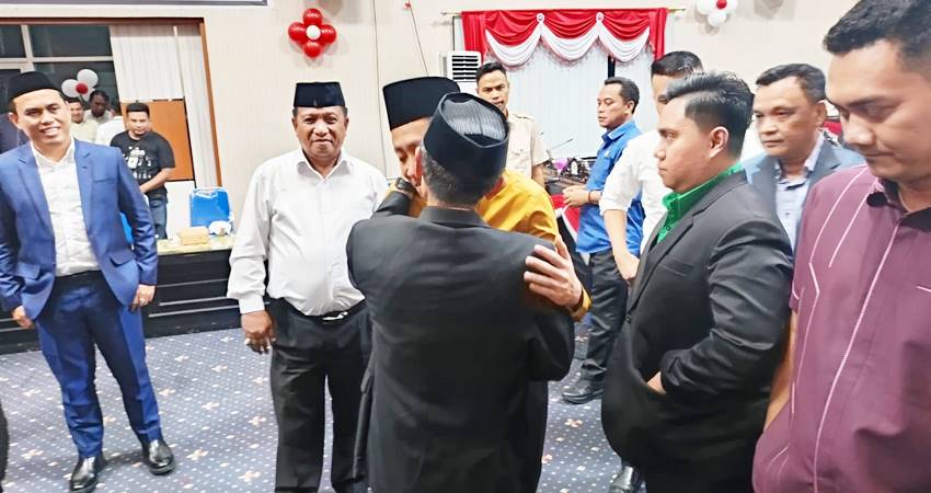 PAMIT. Suasana haru saat Bupati Nelson Pomalingo bersalaman dengan para Aleg sesuai penetapan APBD 2025.(foto : istimewa)