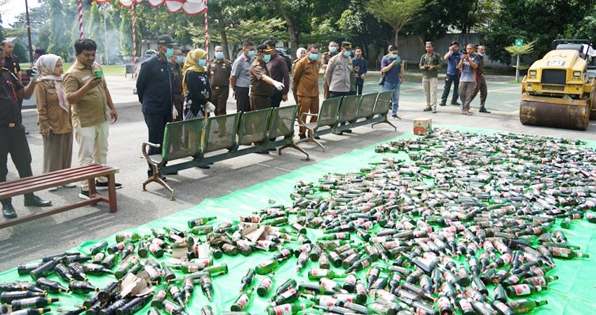 Pemusnahan babuk berupa ribuan botol Miras berbagai merk dilindas menggunakan alat berat berupa stom di halaman kantor Kejari Kota Gorontalo Selasa (19/11/2024).