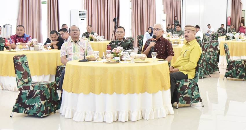 Pemantauan pemungutan suara dalam Pemilihan Kepala Daerah (Pilkada) 2024 oleh Korem 133/NWB bersama Pemerintah Provinsi Gorontalo melalui video conference dengan satuan pengamanan di kabupaten/kota, bertempat di Aula Makorem 133/NWB, Rabu (27/11). (Foto : Mila)