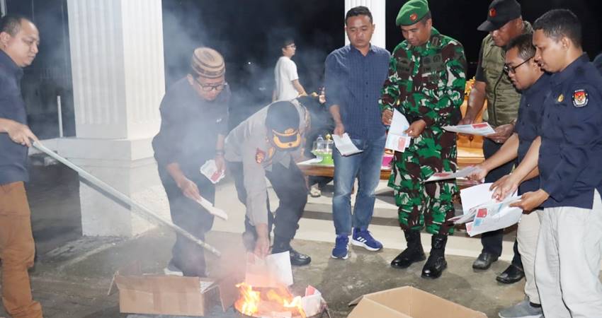 Kapolres Gorontalo Utara AKBP Andik Gunawan,S.I.K. memusnahkan Surat Suara Pilkada Tahun 2024 dengan cara dibakar di Halaman Kantor KPU, sehari jelang pemungutan suara, Selasa (26/11/2024).