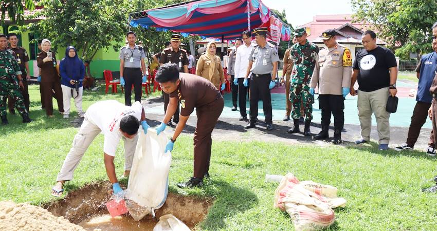 Pemusnahan barang bukti hasil tindak pidana yang sudah inkrah oleh Kejaksaan Negeri Pohuwato Bersama usur Forkopimda, Senin (25/11/2024). (Foto: Kejari Pohuwato/For Gorontalo Post).