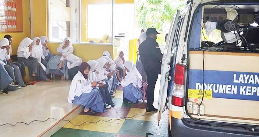 Para siswa antusias mengikuti perekaman KTP-el di sekolah. (Foto: istimewa)