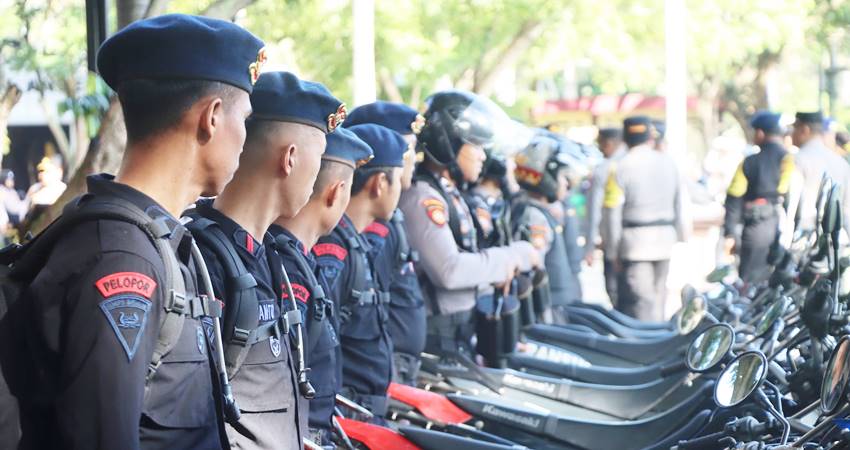 Kapolda Gorontalo, Irjen Pol. Drs. Pudji Prasetijanto Hadi, M.H memimpin apel pergeseran pasukan.