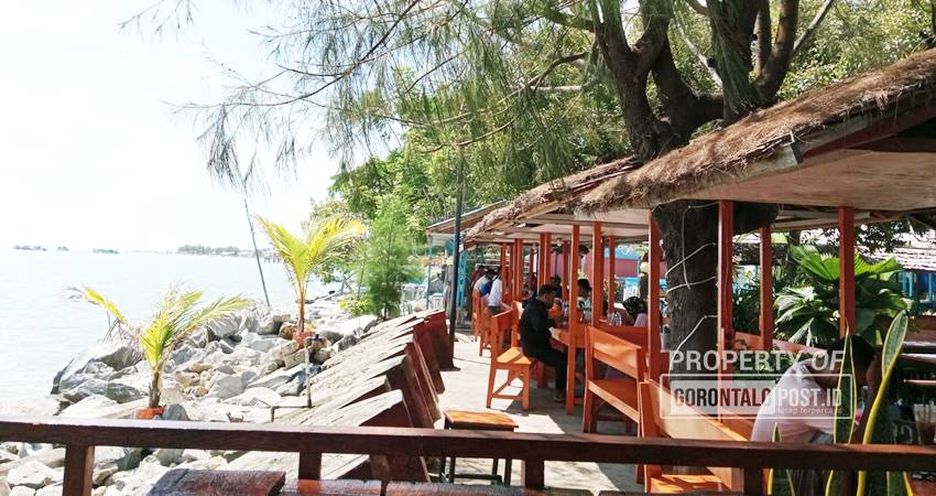 Para pengunjung menikmati menu makanan di rumah makan kawasan pohon cinta, Marisa. (foto : dok / gorontalo post)