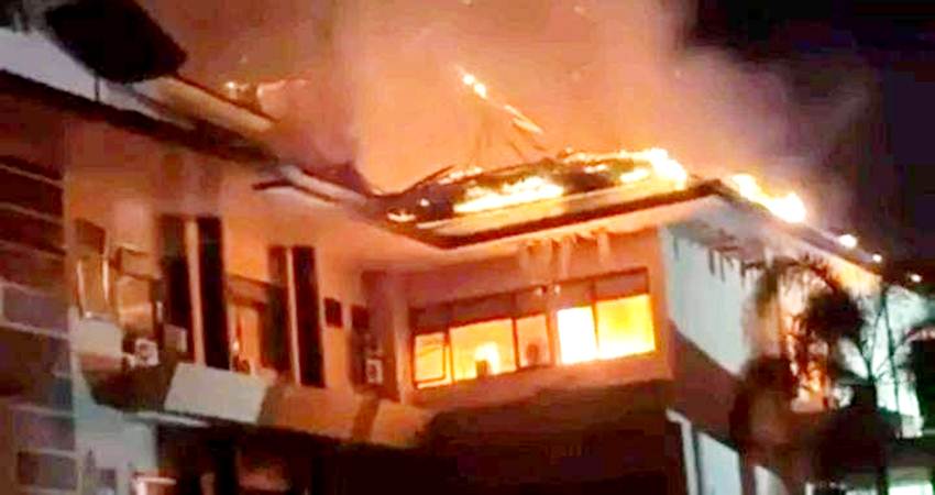 MEMBARA : Kobaran api yang melahap lantai tiga gedung utama Mapolda Gorontalo, Kamis (31/10) dini hari. (foto : istimewa)