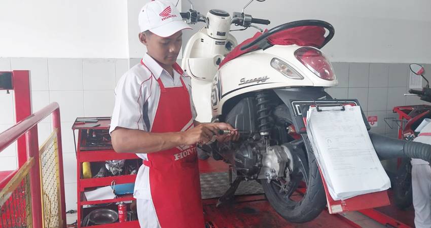 HARI PAHLAWAN : AHASS memberikan layanan promo servis dalam memperingati Hari Pahlawan. (foto : dok/ahass)