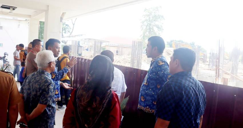 Tim reses Deprov dapil III Kabupaten Gorontalo meninjau proyek pembangunan gedung rawat inap di RS Ainun Habibie , kemarin (18/11). Proyek ini dibiayai dana alokasi khusus (DAK) 2024 dari Kementerian Kesehatan (Kemenkes) sebesar Rp 30 miliar.