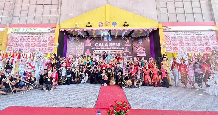 HARI GURU - Pelaksanaan Gala Seni Harmoni dan Partnership, yang digelar di SMA Negeri 1 Limboto, berlangsung meriah, Kamis (28/11). (foto : tedi korompot / gorontalo post)