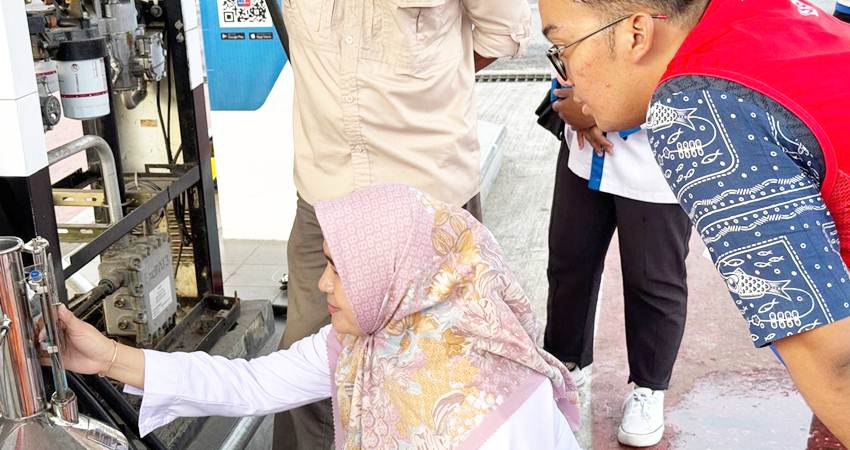 PT Pertamina Patra Niaga Sulawesi melalui Sales Area (SA) Retail Sulawesi Utara dan Gorontalo bersama Dinas Metrologi Kota Gorontalo melakukan pengecekan ke sejumlah Stasiun Pengisian Bahan Bakar Umum (SPBU) di wilayah Gorontalo. (istimewa)