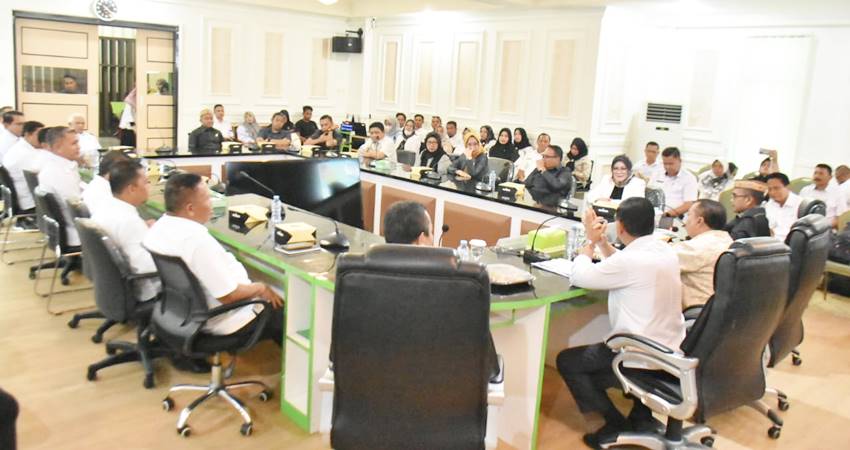 KUNJUNGAN. Suasana kunjungan kerja Aleg DPRD Provinsi dapil Kabupaten Gorontalo yang diterima langsung oleh Pjs Bupati serta pimpinan OPD dan camat se Kabupaten Gorontalo.