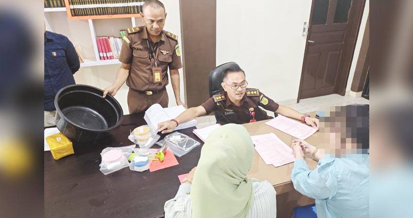 Bos atau owner Ebudo NA alias Elis (Blus biru muda) tersangka kasus bisnis Handbody Markalak resmi diserahkan ke Kejaksaan Negeri (Kejari) Kota Gorontalo, Selasa (11/5/2024). (Foto: Humas Kejari Kota Gorontalo/for Gorontalo Post).