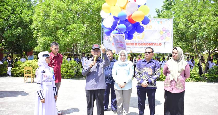 Pj Wali Kota Gorontalo, Ismail Madjid pada kegiatan peringatan HUT ke-40 SMP Negeri 8 Kota Gorontalo, Kamis (14/11/2024). (Foto: Prokopim)