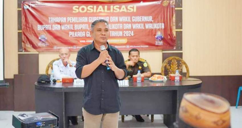 Anggota KPU Provinsi Gorontalo, Opan Hamsah ketika membuka kegiatan sosialisasi tentang Pilkada yang dilangsungkan di Aula Kantor Camat Limboto Kabupaten Gorontalo, Senin (11/11/2024). (Foto: Hms KPU Provinsi)