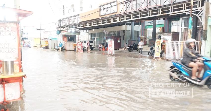 Banjir yang merendam kawasan Jalan Jendral Sudirman, tepatnya di depan Kampus UNG dan pusat perbelanjaan, Kamis (21/11/2024). (Foto: Magang/Gorontalo Post).