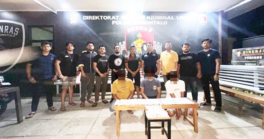 Sejumlah pelaku judi jenis kartu remi “Jendral Koboy” yang berlangsung di Desa Ayula Tilango, Kecamatan Bolango Selatan, Kabupaten Bone Bolango, diamankan polisi ke Markas Tim Resmob Polda Gorontalo, Selasa (12/11/2024).