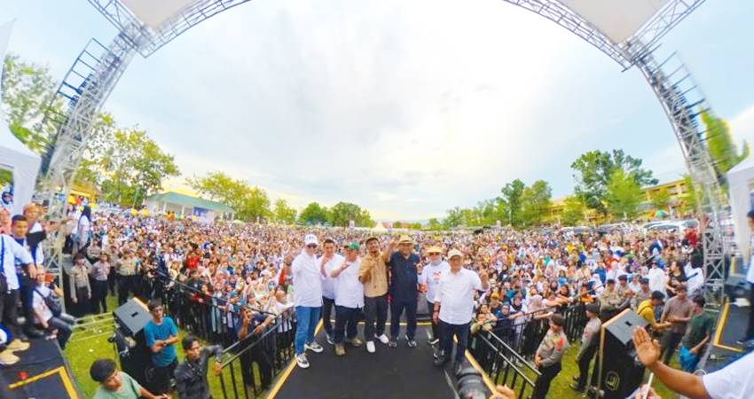 Ribuan warga yang hadir di kampanye monologis Calon Gubernur Gorontalo, Tonny Uloli dan Wakil Gubernur, Marten Taha, Sabtu (16/11/2024). (Foto: Tim media TU-MT)