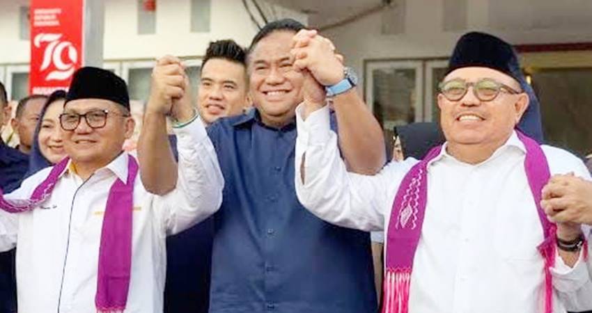 Paslon Gubernur dan Wakil Gubernur Gorontalo, Tonny Uloli dan Marten Taha ketika pose bersama dengan Anggota DPR RI, Rachmat Gobel.