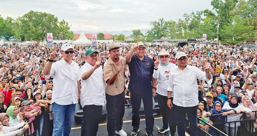Kampanye akbar Cagub dan Cawagub Gorontalo, Tonny Uloli-Marten Taha yang dihadiri Aleg DPR RI Rachmat Gobel, serta Cabup-Cawabup Bone Bolango, Merlan Uloli dan Syamsu Botutihe yang berlangsung di Lapangan Likada, Kecamatan Kabila, Kabupaten Bone Bolango baru-baru ini. (Foto: Tim media TU-MT)