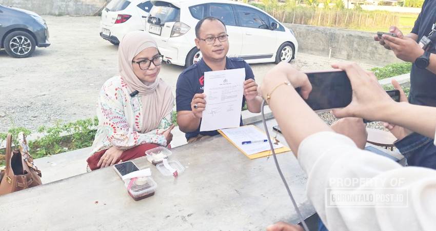 Tim kuasa hukum Tonny Uloli, Frengki Uloli didampingi anak dari Tonny Uloli, Yani Uloli ketika memberikan keterangan pers, Ahad (3/11/2024). (Foto: Aan/GORONTALO POST)