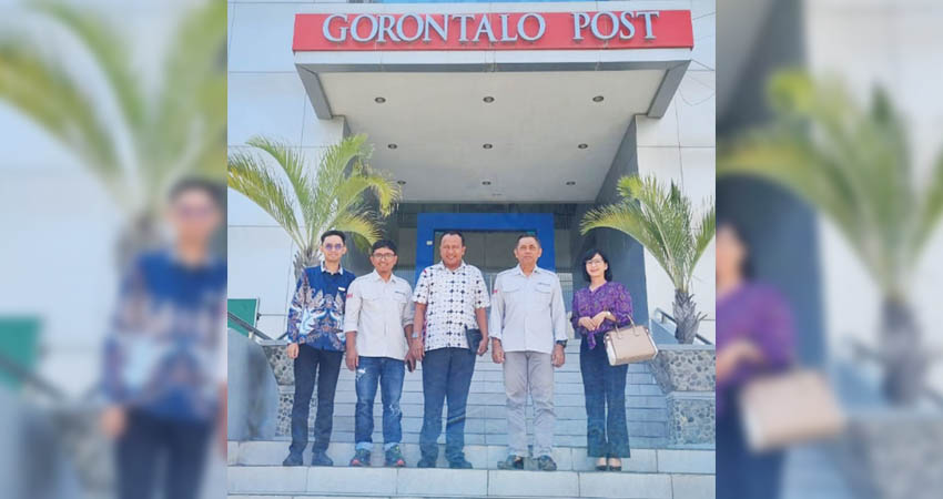 SINERGI - General Manager Aston Gorontalo, Nilwan Ruswir bersama tim dan Dirut Gorontalo Post Moh.Sirham, foto bersama usai pertemuan, Kamis (7/11). (foto : jalal / gorontalo post)