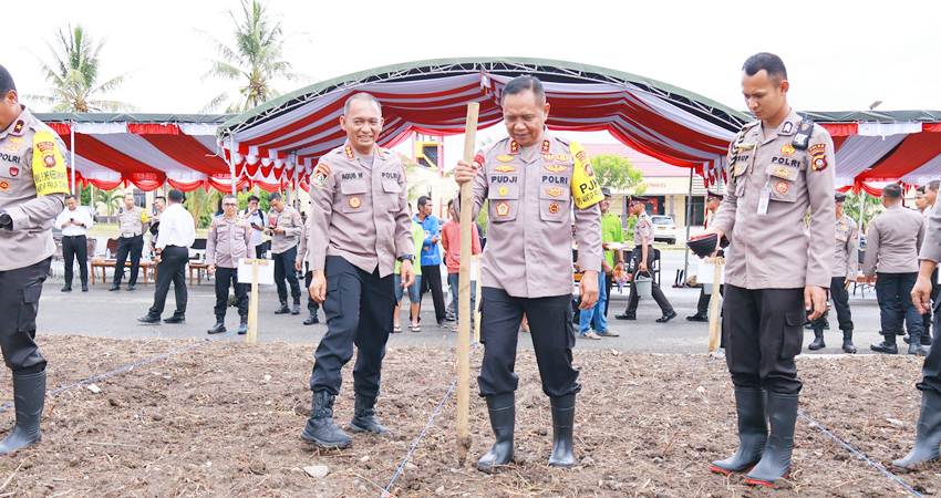 Kapolda Gorontalo Irjen Pol. Drs. Pudji Prasetijanto Hadi,M.H bersama Waka Polda, didampingi Ka SPN Kombes Pol. Agus Widodo,S.I.K,M.H beserta PJU Polda Gorontalo, melakukan penanaman jagung di lahan tiga hektare yang ada di SPN Polda Gorontalo.