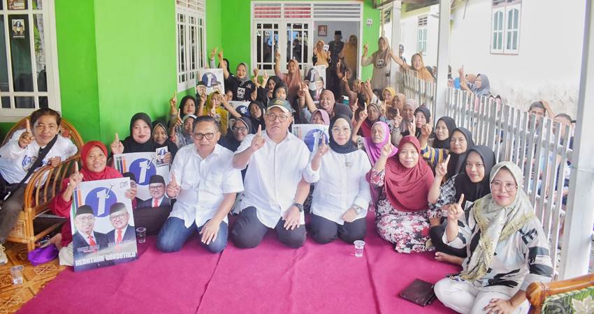 Cagub dan Cawagub Gorontalo, Tonny Uloli dan Marten Taha ketika blusukan di Kecamatan Bilato, Kabupaten Gorontalo, Sabtu (9/11/2024). (Foto: istimewa)