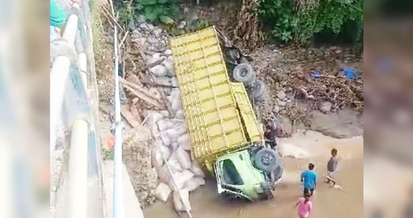 Satu Truck Terbalik Di Jembatan Pulubala (Foto : Tangkapan Layar FB)