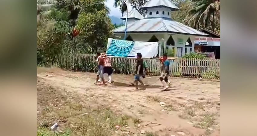 KEMBALI VIRAL : Kejadian tahun 2022 saat pasien ibu hamil ditandu dari Puskesmas Pinogu menuju rumah sakit di Bone Bolango.(foto:Tangkapan Layar FB)