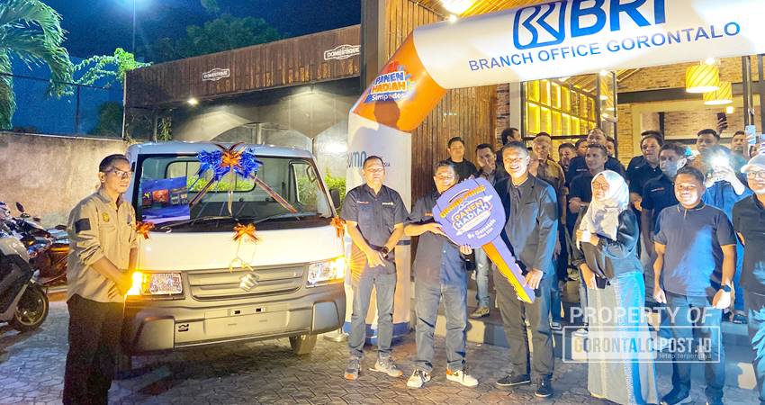 Mobil Pickup Mobil Suzuki New salah satu hadiah utama yang diberikan BRI kepada Nasabah pada Panen Hadiah Simpedes, Sabtu (9/11/2024) (F. Diyanti/Gorontalo Post)