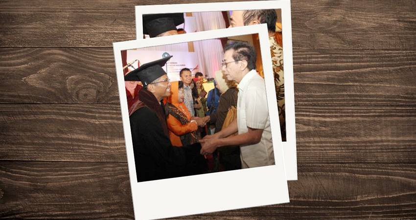 Bos Sido Muncul Irwan Hidayat ketika memberikan ucapan selamat pada Dahlan Iskan saat menerima gelar doktor honoris causa.--